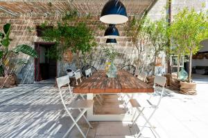 una mesa y sillas en un patio con un edificio en Masseria Pezza, en Salice Salentino