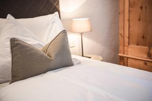 Voodi või voodid majutusasutuse Chalet Grumer Suites&Spa toas