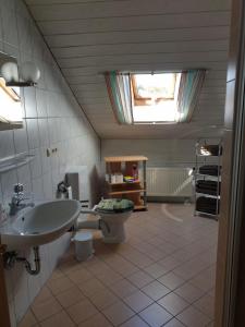 Koupelna v ubytování Haus Bergblick + 37 fotografií