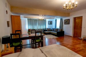 - un salon avec une table et une salle à manger dans l'établissement Casa Adalmo, à Sighişoara