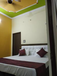 Postel nebo postele na pokoji v ubytování HOTEL AWADH KAILASH