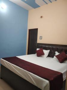 Postel nebo postele na pokoji v ubytování HOTEL AWADH KAILASH