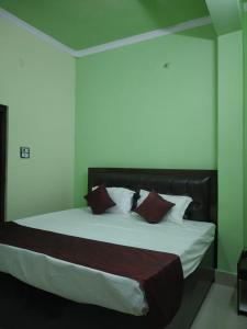 Postel nebo postele na pokoji v ubytování HOTEL AWADH KAILASH