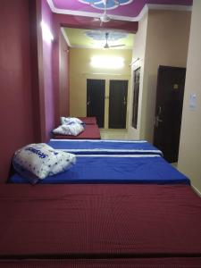Postel nebo postele na pokoji v ubytování HOTEL AWADH KAILASH