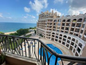 un balcón con vistas a un hotel y al océano en Elegantz Apartments 2 en Varna