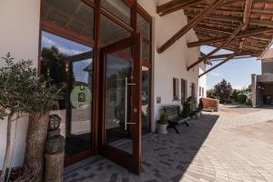 Rainauam Scheunentor的一座带大玻璃门的庭院建筑