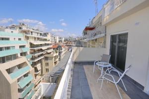 - Balcón con sillas y mesa en un edificio en Downtown Seaside Suites en Tesalónica