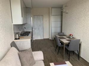 un soggiorno e una cucina con divano e tavolo di Concept Apartments a Gyumri