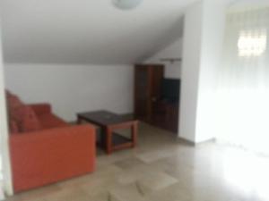 una sala de estar vacía con sofá y mesa en Apartamentos Aixa II, en Caravaca de la Cruz
