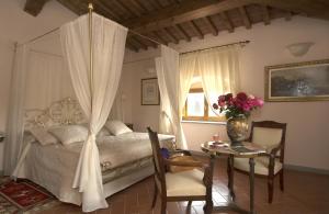Postel nebo postele na pokoji v ubytování Villa Olmi Firenze