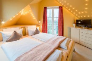 Ein Bett oder Betten in einem Zimmer der Unterkunft Hotel Altes Zollhaus