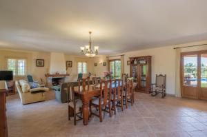 a dining room and living room with a table and chairs at G324 Vela 1 by Mallorca Villa Selection in Muro