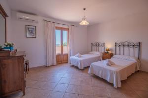 a hotel room with two beds and a window at G324 Vela 1 by Mallorca Villa Selection in Muro