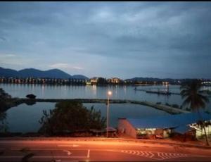 vista su una grande pozza d'acqua di notte di Marina Height Seaview Resort Apartment a Lumut