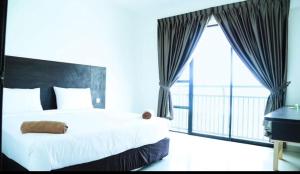 una camera con letto e un balcone con pianoforte di Marina Height Seaview Resort Apartment a Lumut