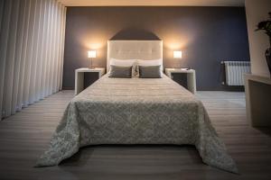 Uma cama ou camas num quarto em Quinta das Oliveiras Turismo Rural