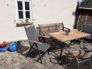 einen Tisch und Stühle auf einer Terrasse in der Unterkunft Ferienhaus Franken Weinparadies in Obernbreit