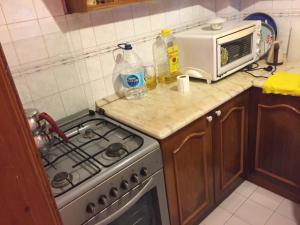 a kitchen with a stove and a microwave at Denize 20 adım full eşyalı daire in Tekirdag