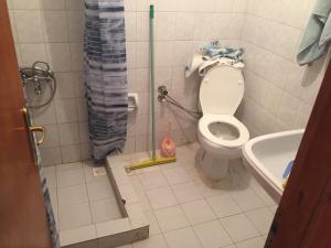 een badkamer met een toilet, een wastafel en een bad bij Denize 20 adım full eşyalı daire in Tekirdag