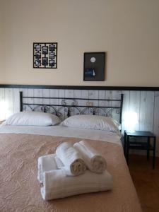 A bed or beds in a room at Albergo Ristorante Bar Pizzeria La Lanterna
