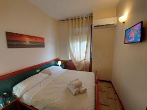 A bed or beds in a room at Albergo Ristorante Bar Pizzeria La Lanterna