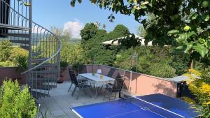 eine Terrasse mit einem Tisch und Stühlen im Garten in der Unterkunft Ferienwohnung Pichler in Feistritz im Rosental