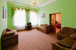 uma sala de estar com dois sofás e uma televisão em Кулиша 25-Трёхкомнатная возле Оперы em Lviv