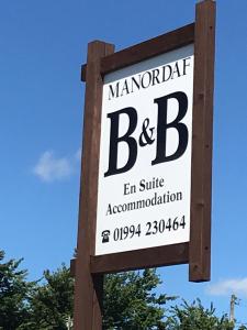 una señal para la entrada a la casa señorial Bart er suite en Manordaf B&B en St Clears