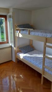 um quarto com 3 beliches e uma janela em Guesthouse Škofije ob Parenzani em Spodnje Škofije