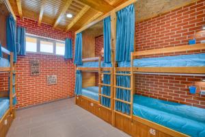 Uma ou mais camas em beliche em um quarto em Sagres Sun Stay - Surf Camp & Hostel mais 37 fotos