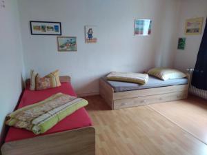 um quarto com duas camas num quarto em Ferienwohnung Colin im schönen Weserbergland Nähe Freizeitpark em Salzhemmendorf