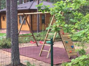 KuruDonar cottage的树荫庭院中的秋千