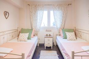 Postel nebo postele na pokoji v ubytování Lorantina Luxury Sea View Holiday House close to Barbati & Ipsos Beach with Starlink WiFi