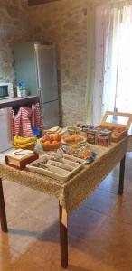 uma mesa numa cozinha com comida em Casa Rural La Cañada em Aldeanueva del Camino