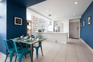 cocina y comedor con mesa y sillas en LOFT DE LUJO / MIRADOR ALAMEDA CENTRAL en Ciudad de México