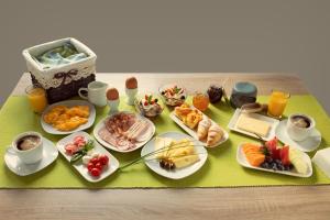 uma bandeja de comida de pequeno-almoço numa mesa em Rooms Gril em Postojna