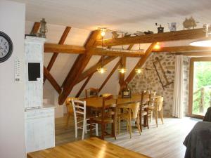 a dining room with a table and chairs at Vogesenparadies in Kirchberg