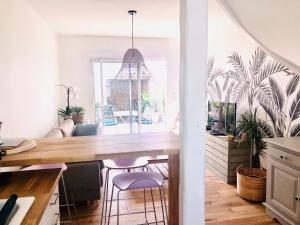 a kitchen with a table and chairs in a room at Maison BB Burgonce Bohème centre avec extérieur WIFI gratuit et NETFLIX in Niort