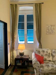 salon z kanapą i oknem w obiekcie Casa Venezia w Rapallo