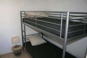 Giường trong phòng chung tại Ô Salins