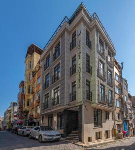 ein hohes Gebäude mit davor geparkt in der Unterkunft Taksim Peri Suite in Istanbul