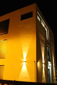 ein Gebäude mit seitlicher Beleuchtung in der Unterkunft Lovely Studio Cologne West - Neues Momomotel in Köln