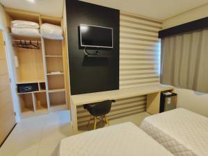 A television and/or entertainment centre at Mogano Express Hotel - PET FRIENDLY- ELETROPOSTO