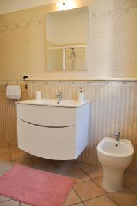 y baño con lavabo y aseo. en B&B Sarita's Rooms, en Certosa di Pavia