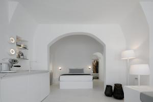 フィラにあるDivine View Sol Homesの白い壁とアーチ道のあるリビングルーム +31枚の写真