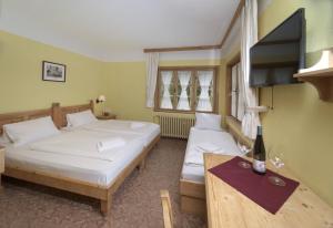 Postel nebo postele na pokoji v ubytování Alpský Hotel