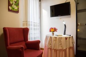 a room with a chair and a table and a tv at Casa rural Lucuj in Jaurrieta