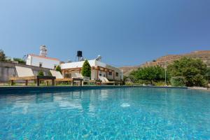 בריכת השחייה שנמצאת ב-Agarathos Traditional Rooms - Pool - Kaliviani -On the road to Balos או באזור
