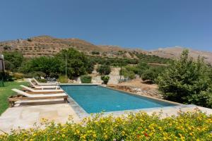 בריכת השחייה שנמצאת ב-Agarathos Traditional Rooms - Pool - Kaliviani -On the road to Balos או באזור