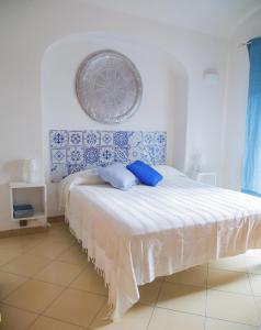 En eller flere senge i et værelse på Villa Paradiso